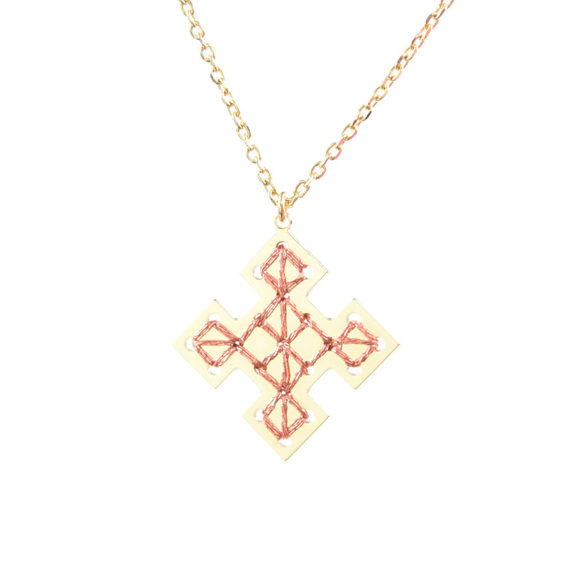 Collier orné d'un pendentif géométrique en forme de croix