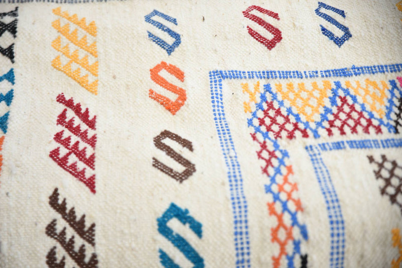 Kilim aux motifs en couleurs