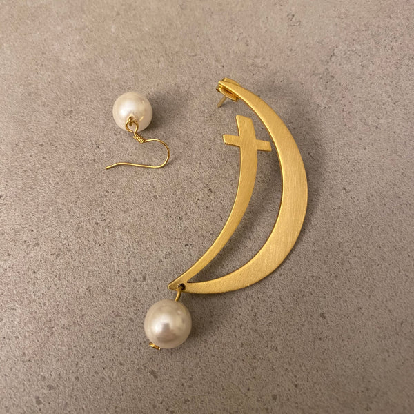 Boucles d'oreilles asymétriques ornées de perles