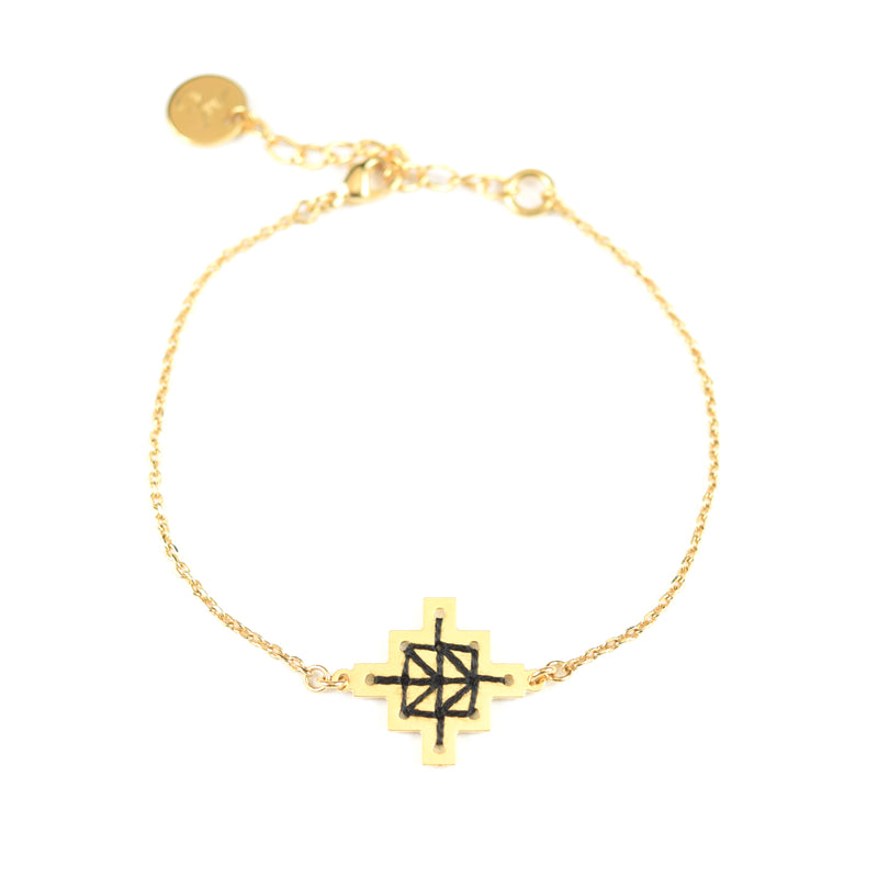 Bracelet doré à l'or fin orné d'un pendentif brodé