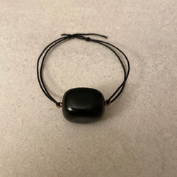 Bracelet à cordon noir orné de pierres semi-précieuses