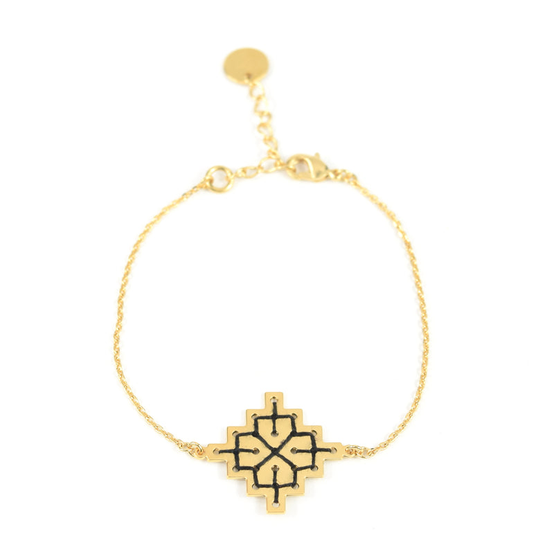 Bracelet doré à l'or fin composé d'un ornement en forme de fleur