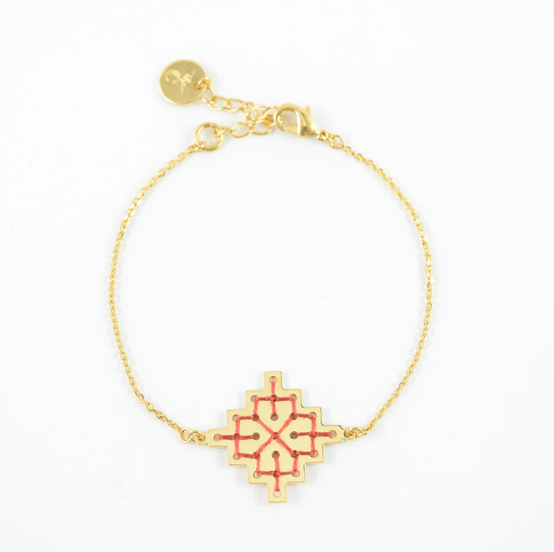Bracelet doré à l'or fin composé d'un ornement en forme de fleur