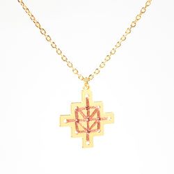 Chaîne dorée ornée d'un pendentif en forme de croix