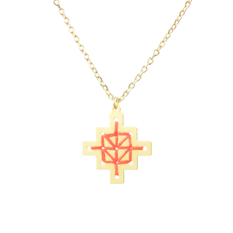 Chaîne dorée ornée d'un pendentif en forme de croix