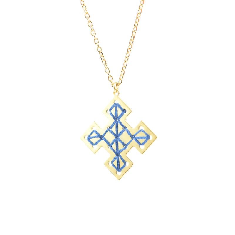 Collier orné d'un pendentif géométrique en forme de croix