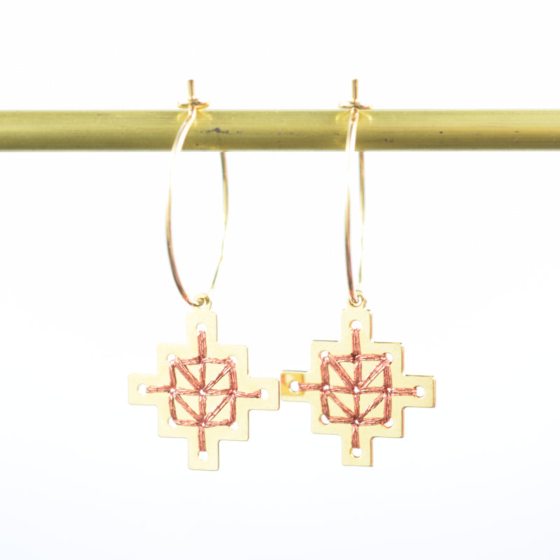 Créoles ornées de pendentifs en forme de croix brodée
