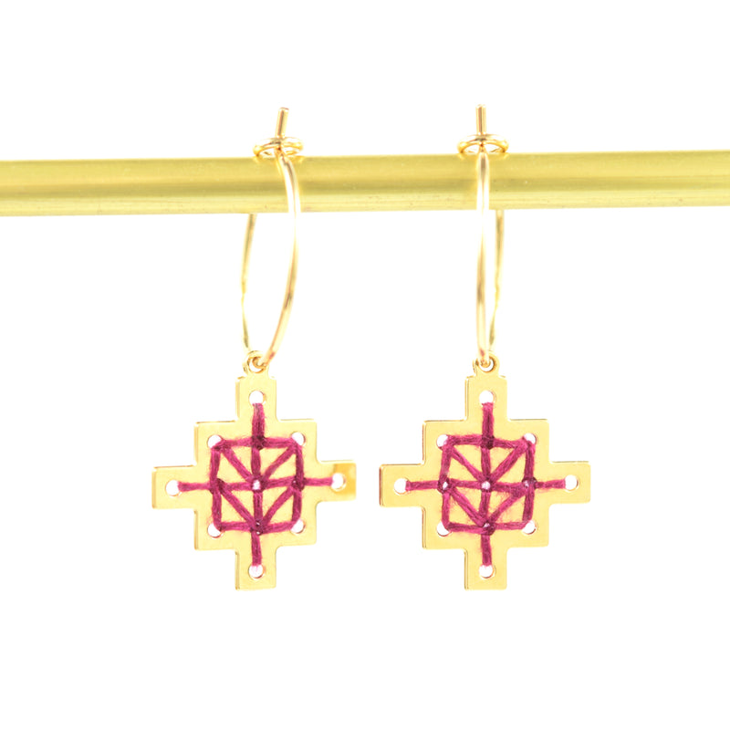 Créoles ornées de pendentifs en forme de croix brodée