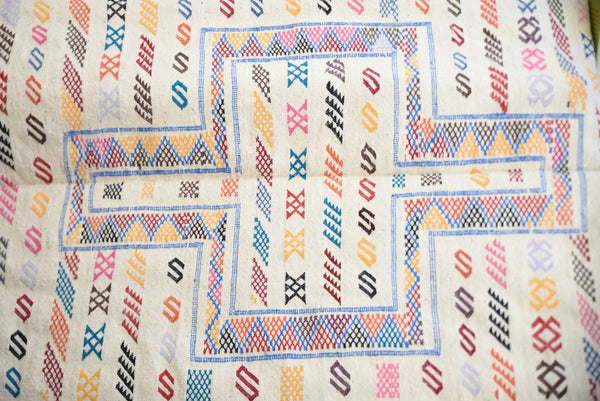 Kilim aux motifs en couleurs