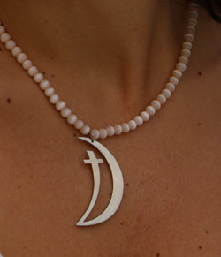 Collier en perles orné d'un pendentif en forme de lune et d'une croix