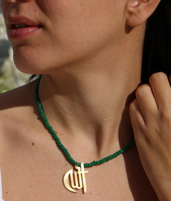 Collier en perles orné d'un pendentif calligraphie arabe et croix