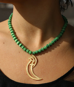 Collier en perles orné d'un pendentif calligraphie arabe et croix