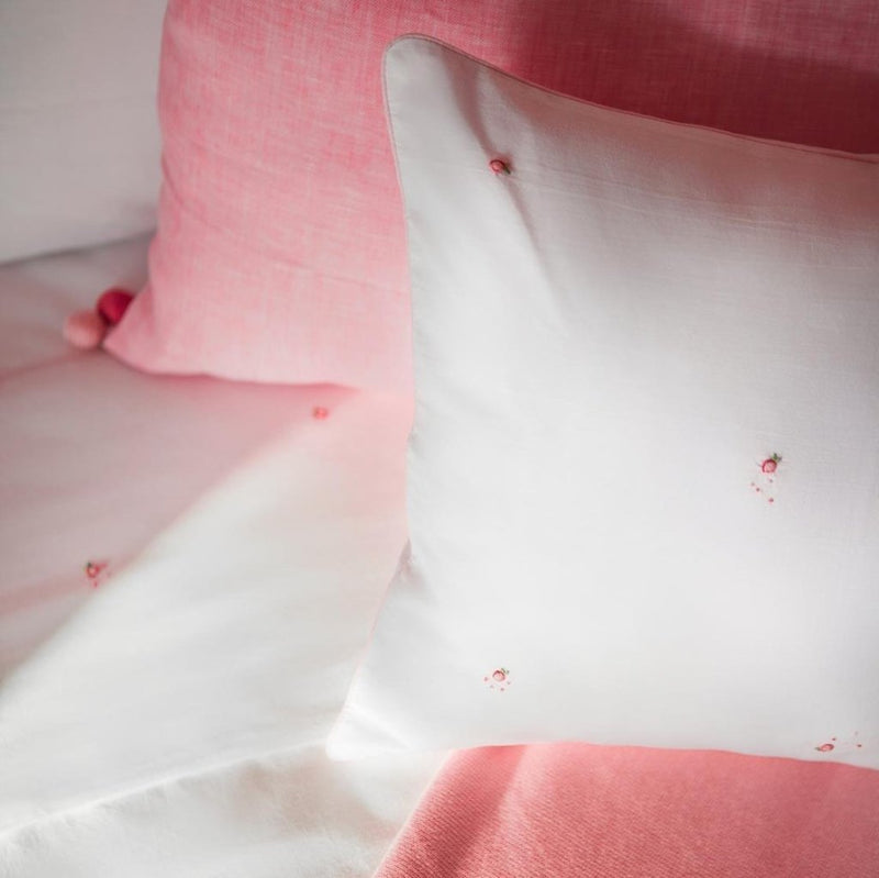 Linge de lit brodé aux motifs rose